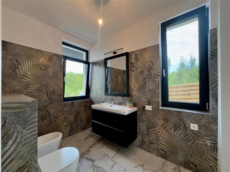 Casă individuală cu 4 camere cu Canalizare în Pietrăria