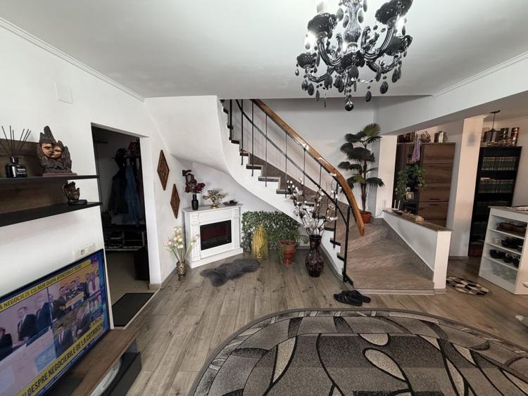 Apartament cu 4 camere decomandat, mobilat în Cetate