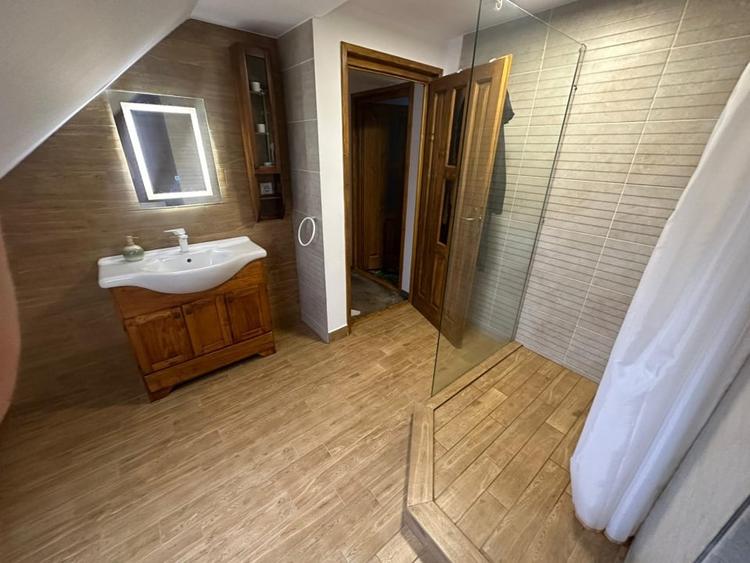 Apartament cu 5 camere decomandat, mobilat în Reghin