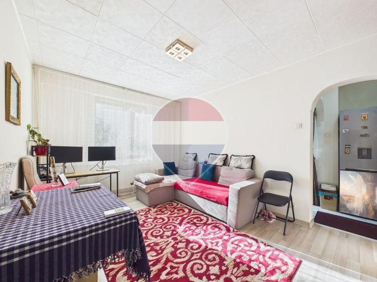 Apartament cu 3 camere semidecomandat în Rahova