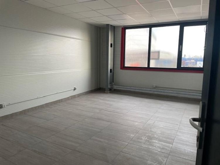 Spațiu industrial, de 2,330 mp, în Crevedia
