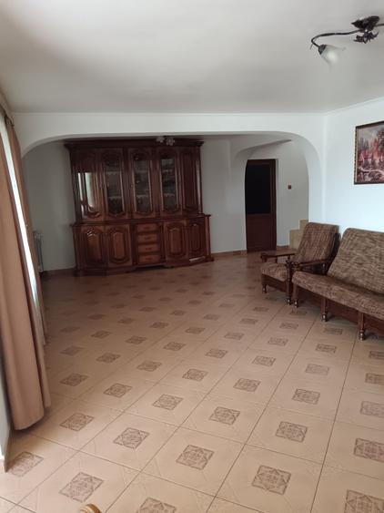 Casă cu 4 camere în Șerbeștii Vechi