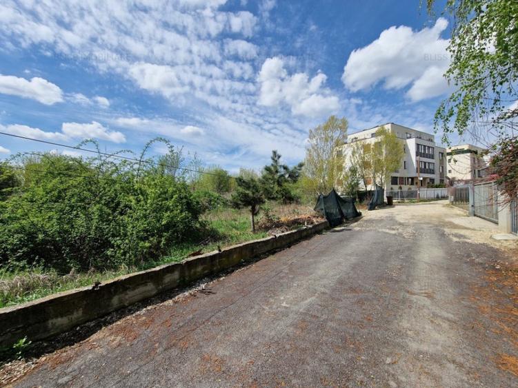 Teren de 3600 mp, în Sisești