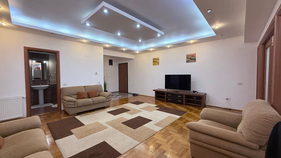 Apartament cu 3 camere semidecomandat în Herăstrău