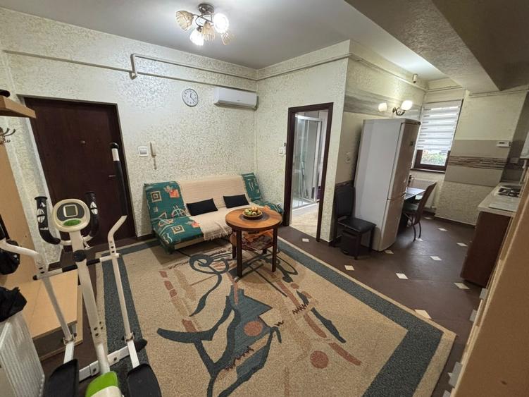 Apartament cu 3 camere semidecomandat în Cug