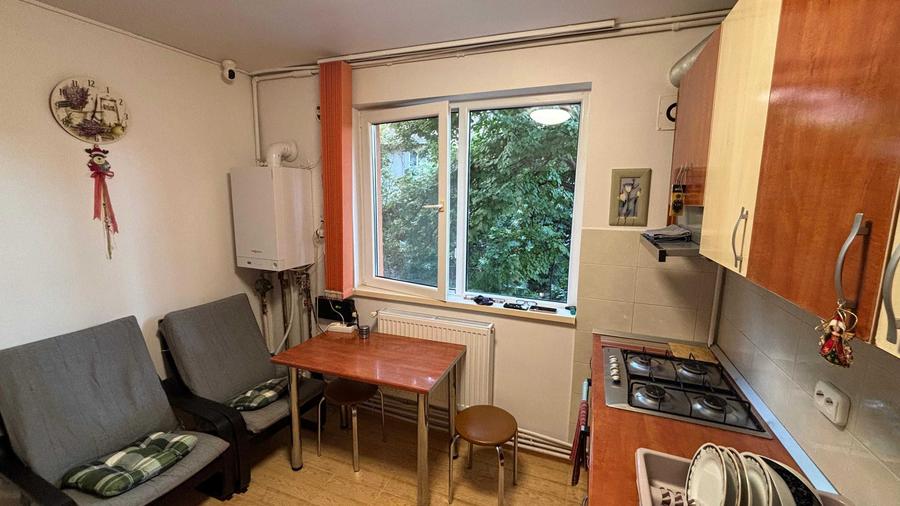 Apartament cu 3 camere semidecomandat în Pajura