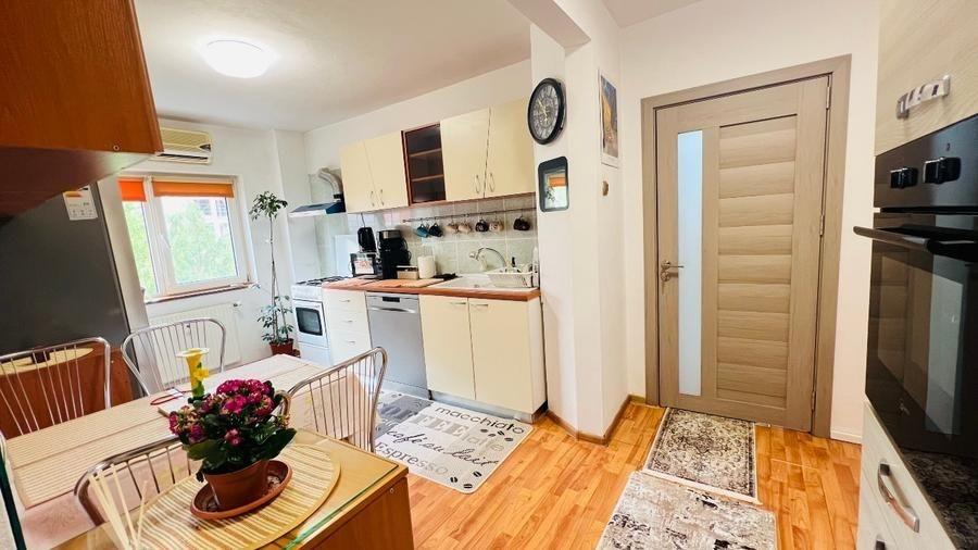 Apartament cu 4 camere semidecomandat, mobilat în Moșilor