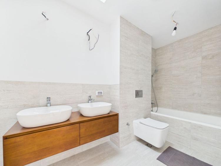 Apartament cu 4 camere semidecomandat în Central