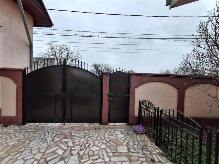 Casă individuală cu 7 camere cu Canalizare în Central
