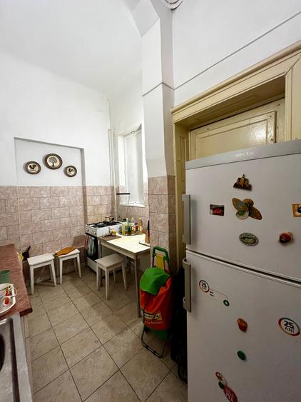Apartament cu 3 camere semidecomandat în Calea Victoriei