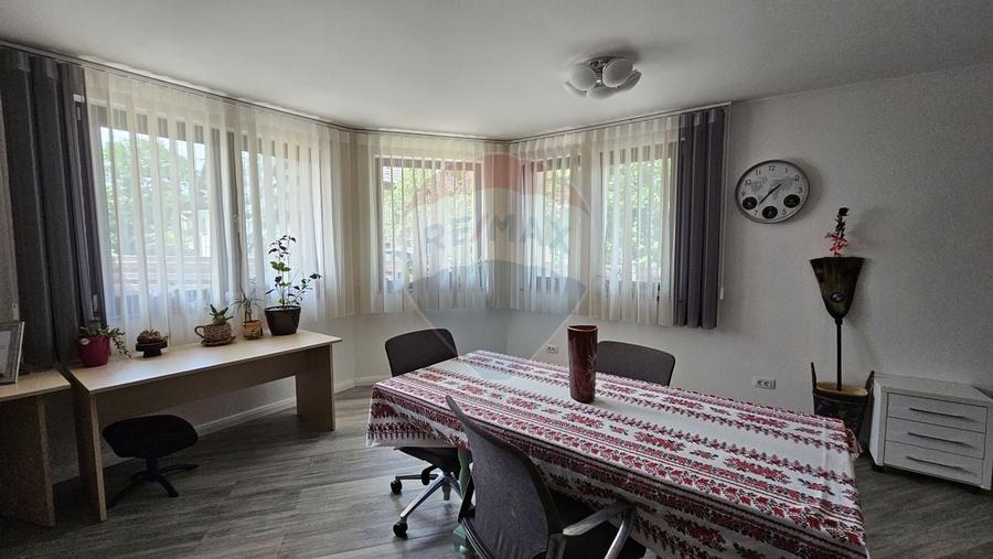 Casă individuală cu 7 camere cu Teren 1000 Mp în Central