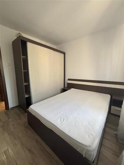 Apartament cu 3 camere semidecomandat în Mircea cel Bătrân