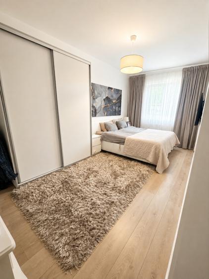 Apartament cu 3 camere semidecomandat în Sisești