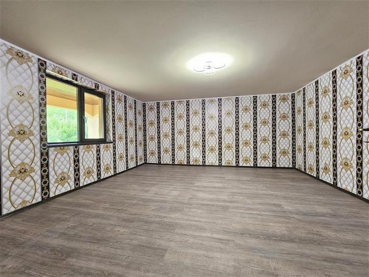 Casă individuală cu 6 camere cu Teren 887 Mp în Est