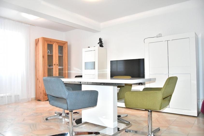 Apartament cu 3 camere decomandat, mobilat în Faleza Nord