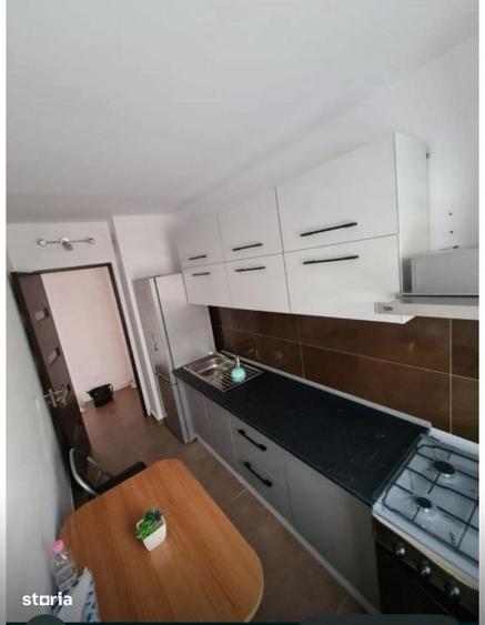 Apartament cu 3 camere semidecomandat în Craiovița Nouă