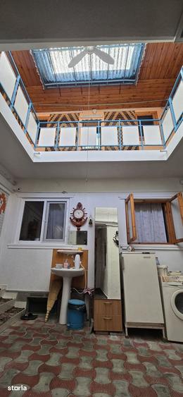 Casă cu 10 camere decomandat în Nord