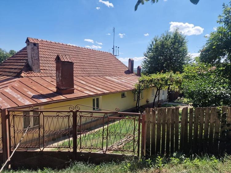 Casă individuală cu 5 camere cu Canalizare în Est