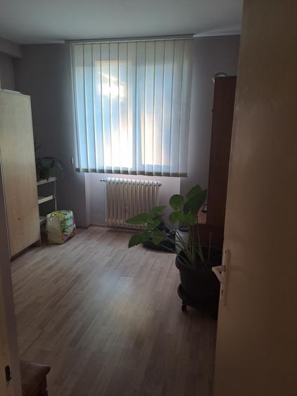 Apartament cu 3 camere semidecomandat în Dacia