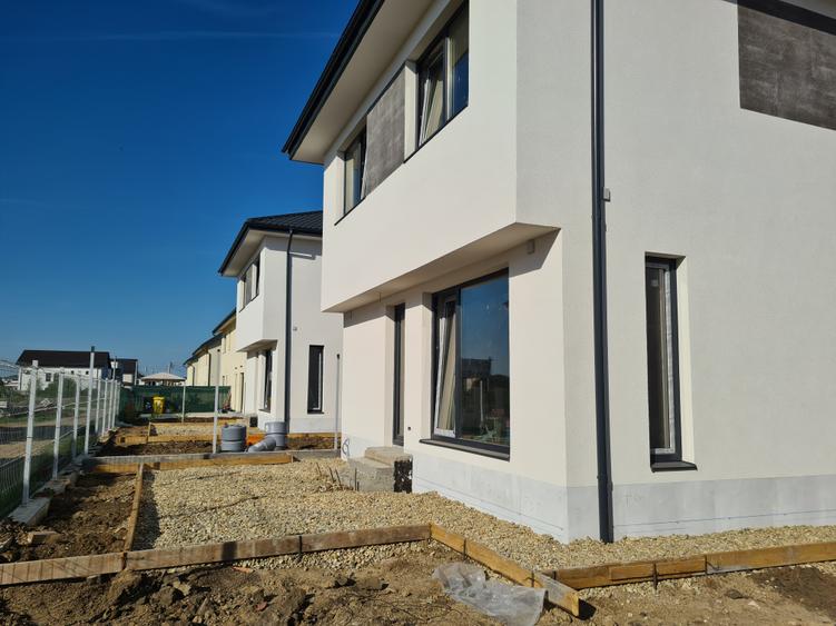 Casă individuală cu 4 camere cu Teren 240 Mp în Odăi