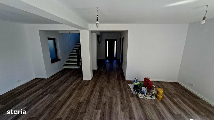 Casă cu 4 camere în Bascov