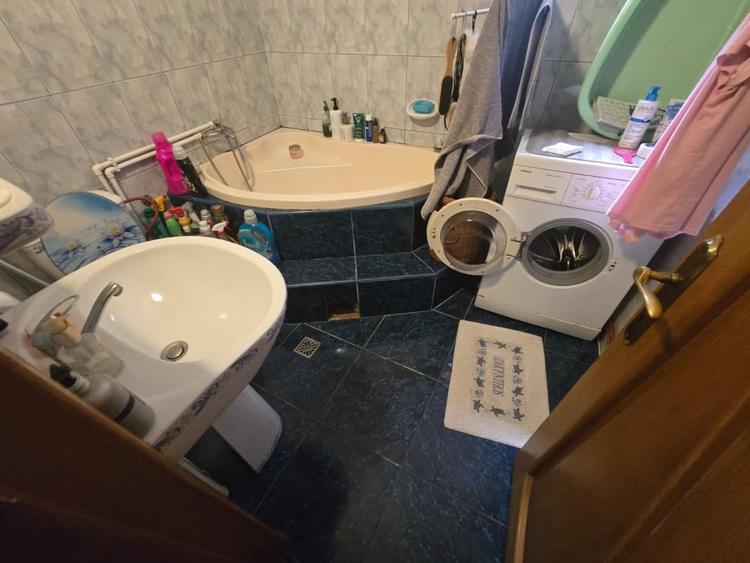 Casă individuală cu 9 camere cu Canalizare în Central