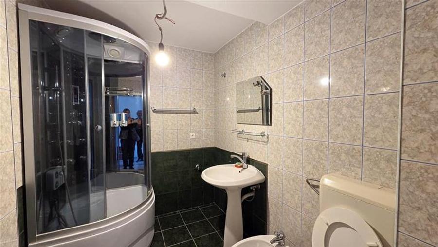Casă individuală cu 8 camere cu Canalizare în Dumbrăvița
