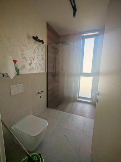 Apartament cu 3 camere semidecomandat în Gruia