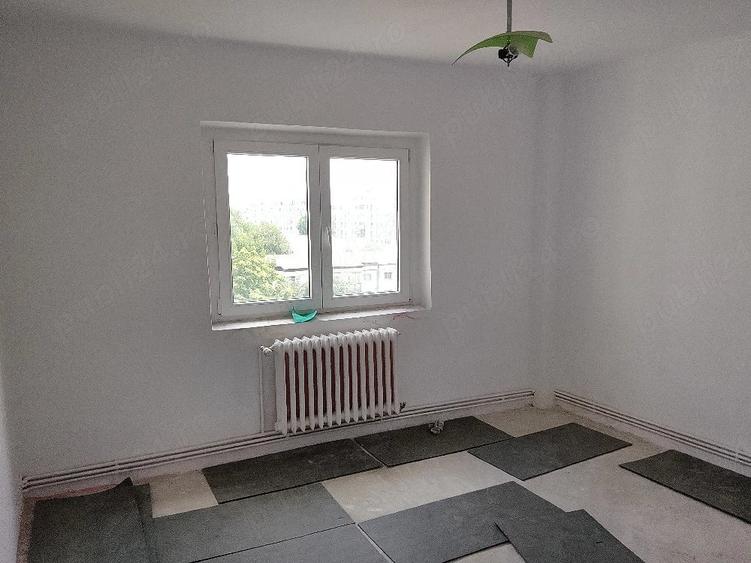 Apartament cu 3 camere semidecomandat în Dacia