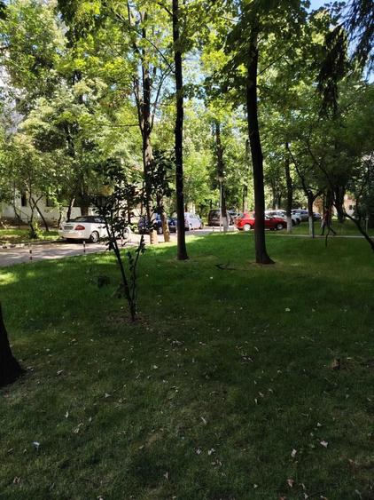 Apartament cu 3 camere semidecomandat, mobilat în Podu Roș