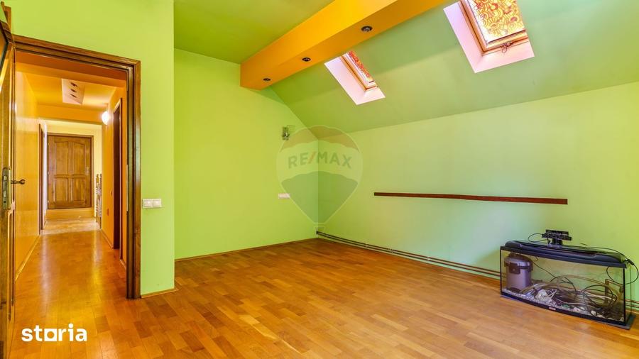 Casă cu 8 camere cu Teren 633 Mp în Gheorgheni