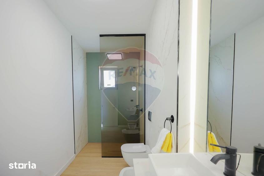 Casă cu 8 camere cu Teren 1100 Mp în Sânmartin