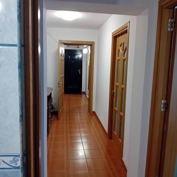 Apartament cu 3 camere decomandat în Podu Roș
