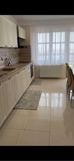 Apartament cu 4 camere decomandat în Dobroești