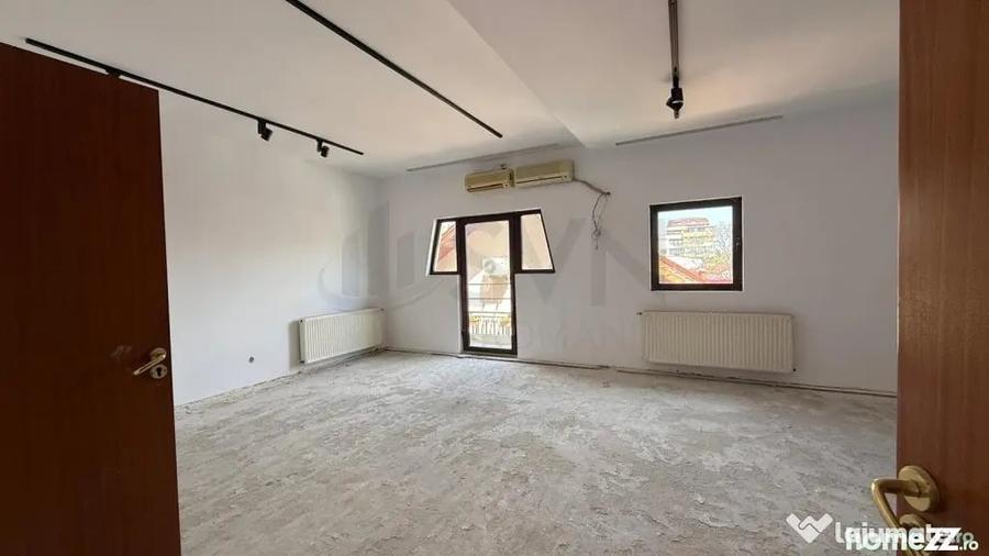 Casă cu 7 camere cu Teren 303 Mp în Domenii