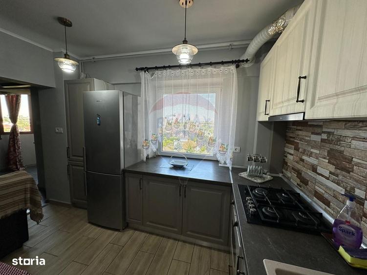 Apartament cu 3 camere în Intim
