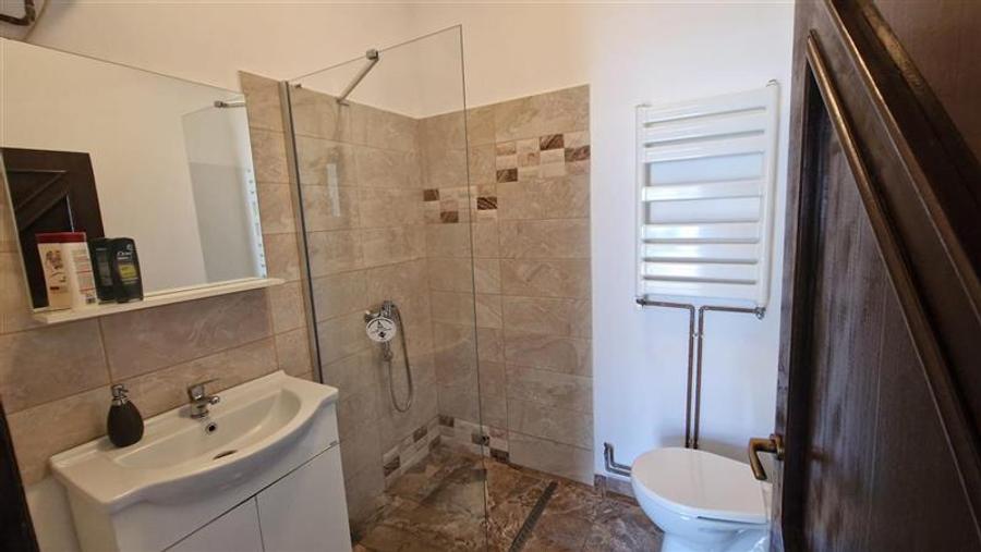 Casă individuală cu 6 camere cu Canalizare în Muncitoresc