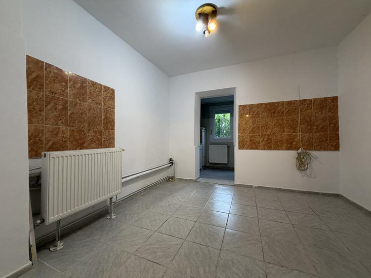 Apartament cu 3 camere decomandat în Aradului