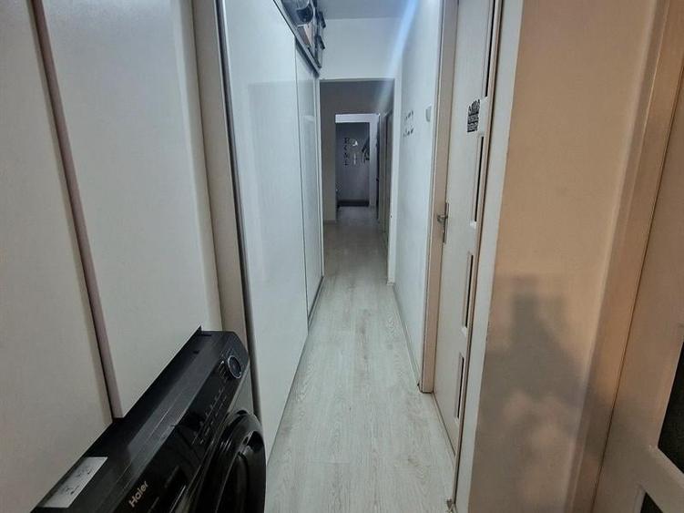 Apartament cu 3 camere decomandat, mobilat în Rovine