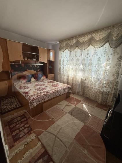 Apartament cu 3 camere semidecomandat, mobilat în Micro 11