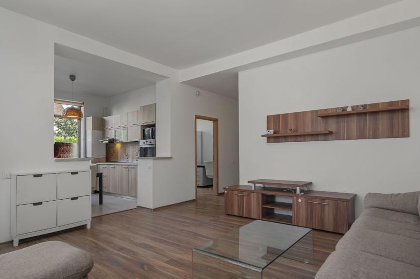 Apartament cu 3 camere decomandat, mobilat în Central