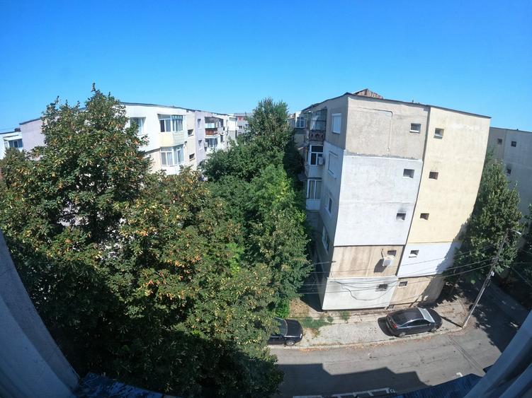 Apartament cu 3 camere semidecomandat în Tineretului