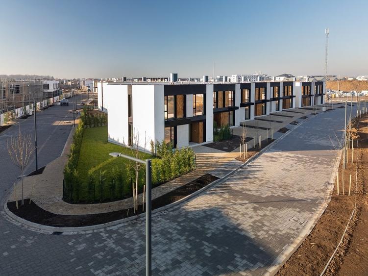 Casă cu Teren 200 Mp în 1 Decembrie