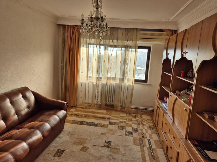 Apartament cu 3 camere decomandat în Alexandru cel Bun