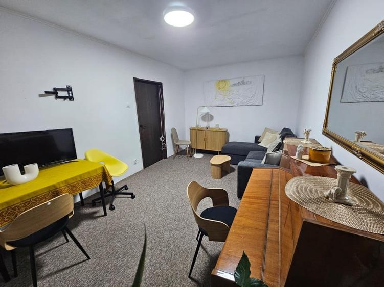 Apartament cu 3 camere decomandat în Piața Centrală