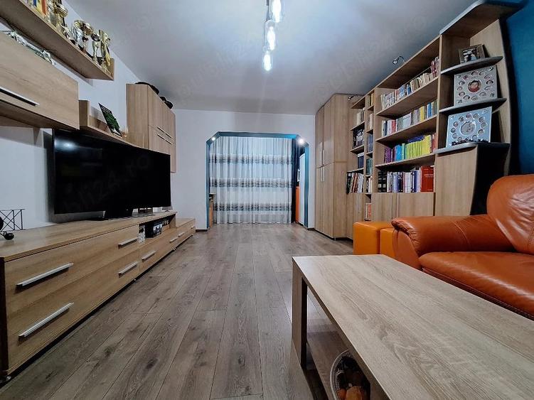 Apartament cu 4 camere decomandat în Lipovei