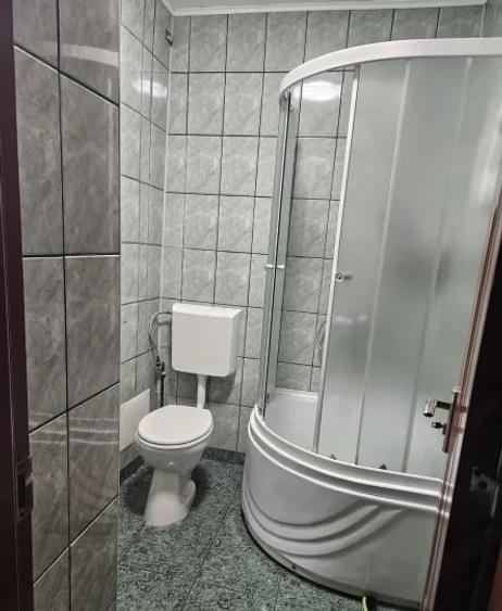 Apartament cu 3 camere semidecomandat în Gorjului
