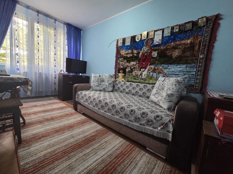 Apartament cu 3 camere semidecomandat în Micro 16