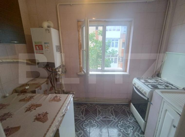 Apartament cu 3 camere decomandat în Craiovița Nouă