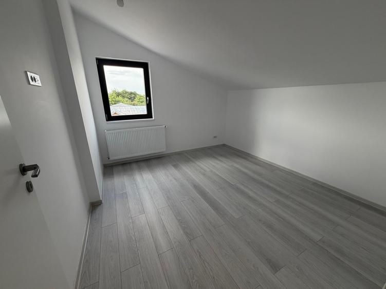 Duplex cu 7 camere cu Canalizare în Popești-Leordeni